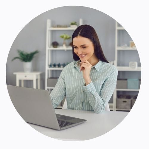 Femme sourit devant l'ordinateur