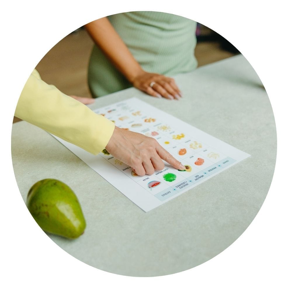 Nutritionniste montre aliments sur papier