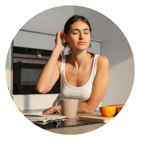 Femme épanouie qui boit son thé