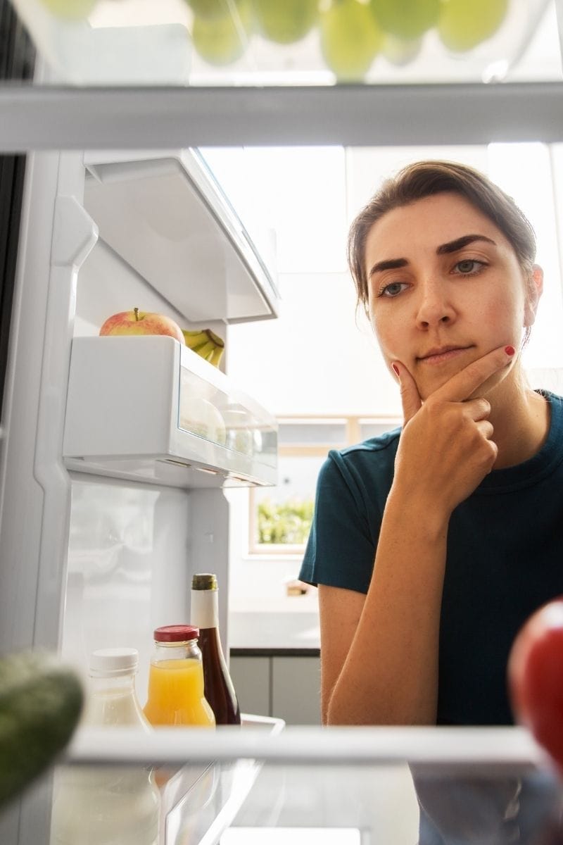 Femme regarde sa peau atopique devant le miroir