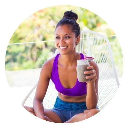 Femme qui s'applique une crème sur sa jambe