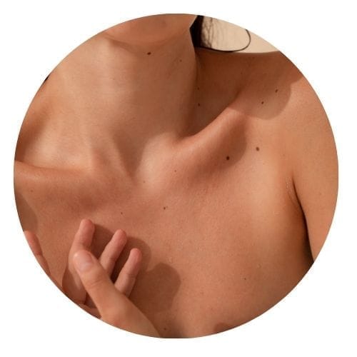 Femme qui applique un soin sur son visage