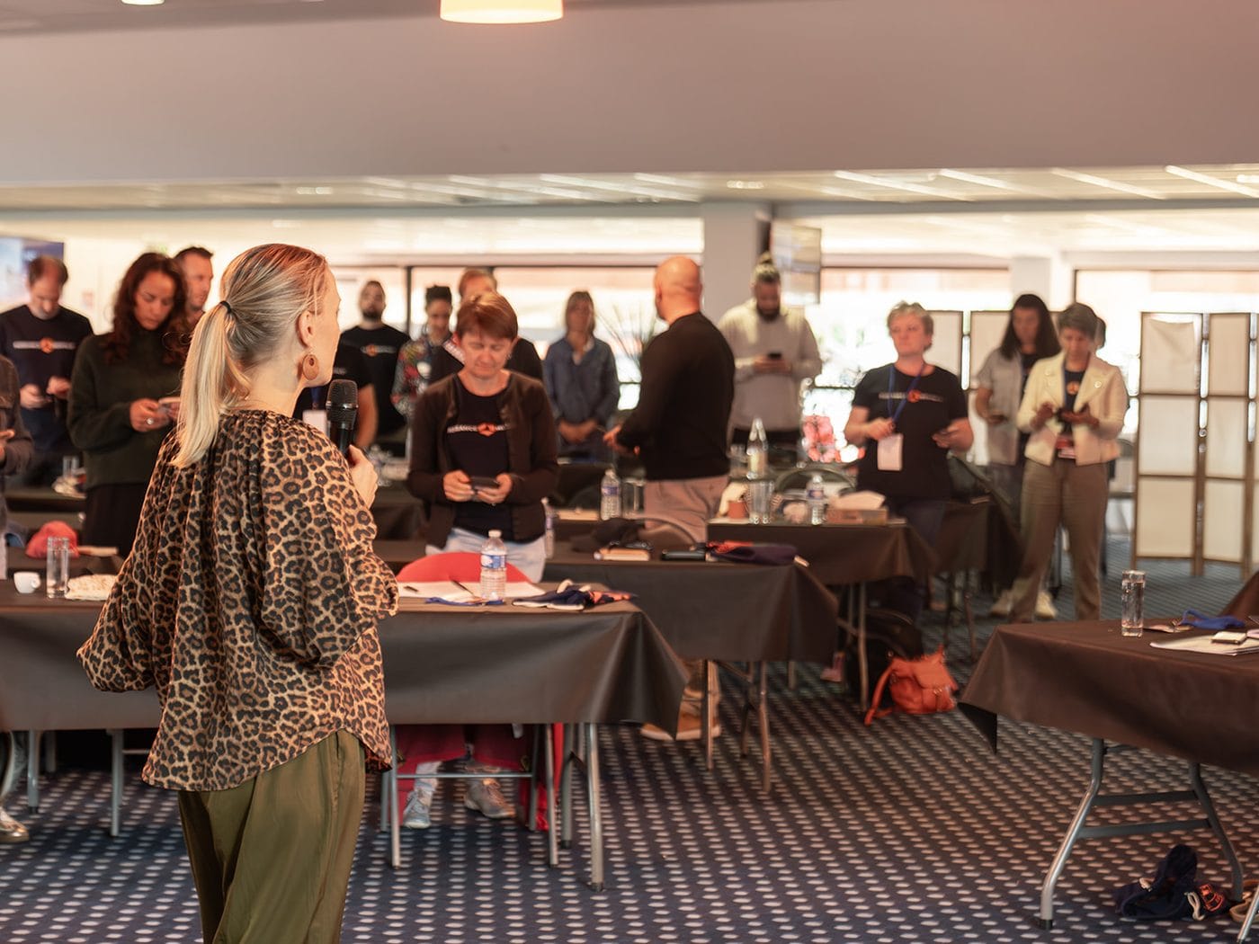 Exercice collectif en salle pendant le séminaire