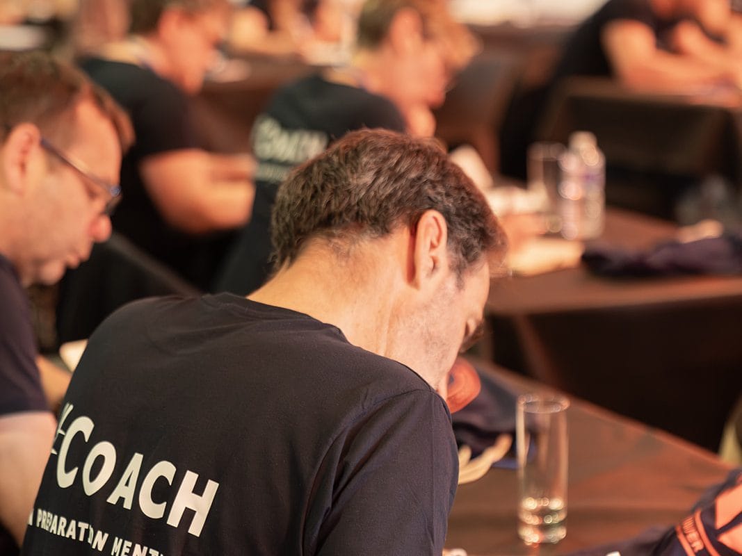 Un participant prend des notes pendant le séminaire