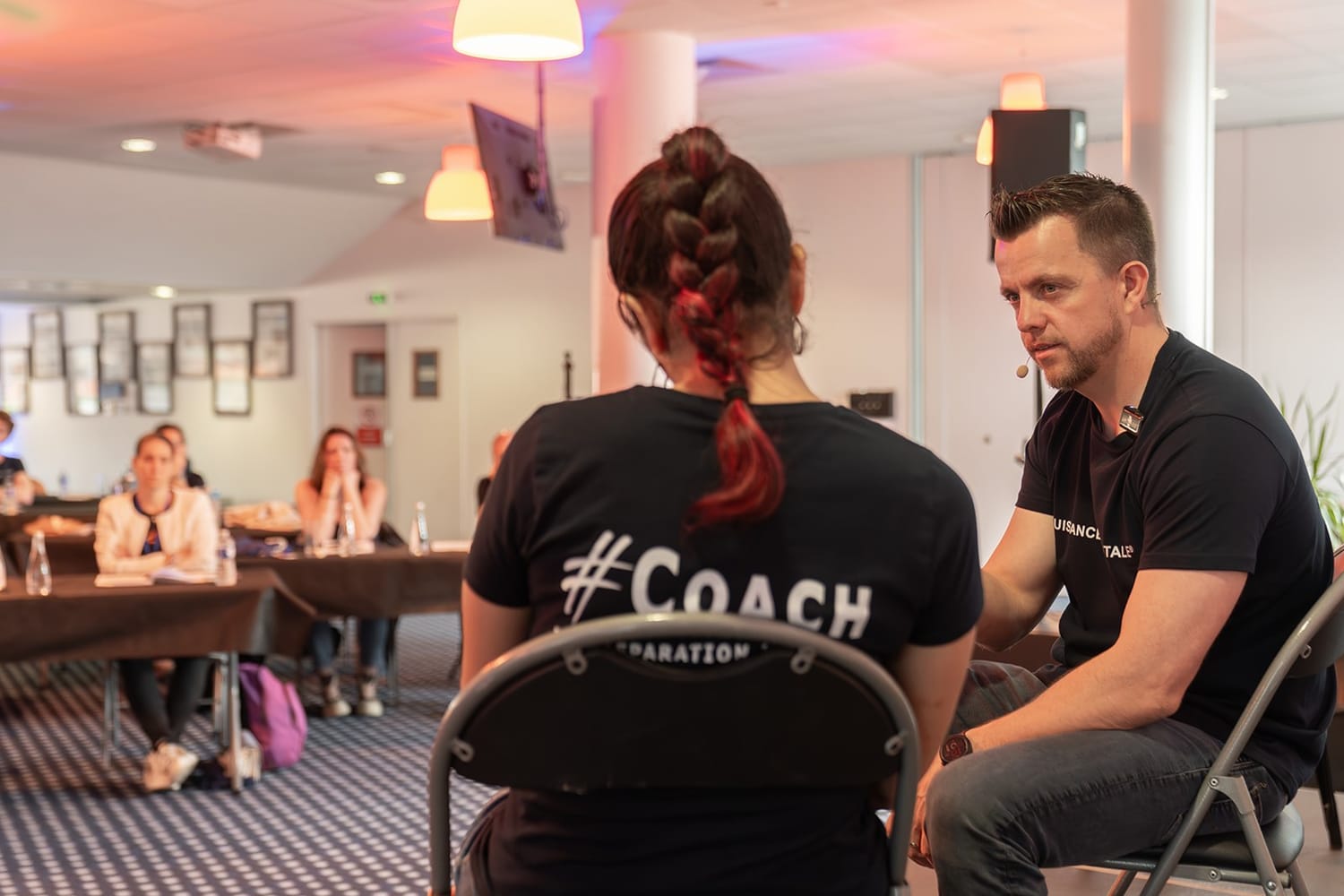 Geoffrey Brochet en séance de coaching devant les participants du séminaire