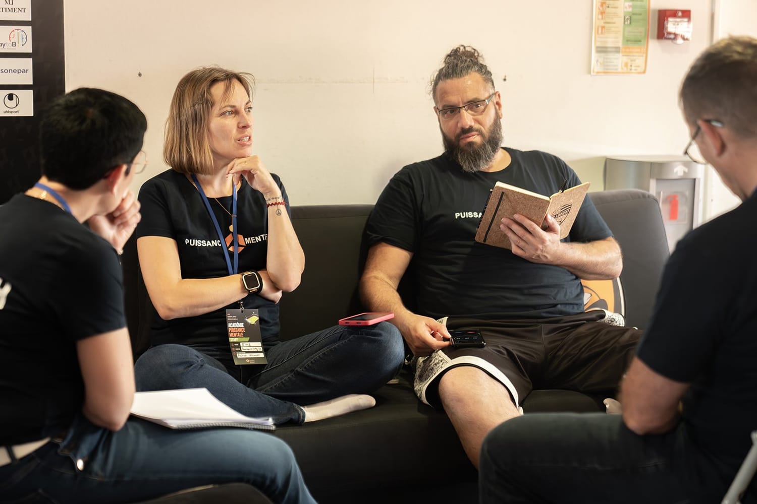 Participants en atelier, carnet à la main