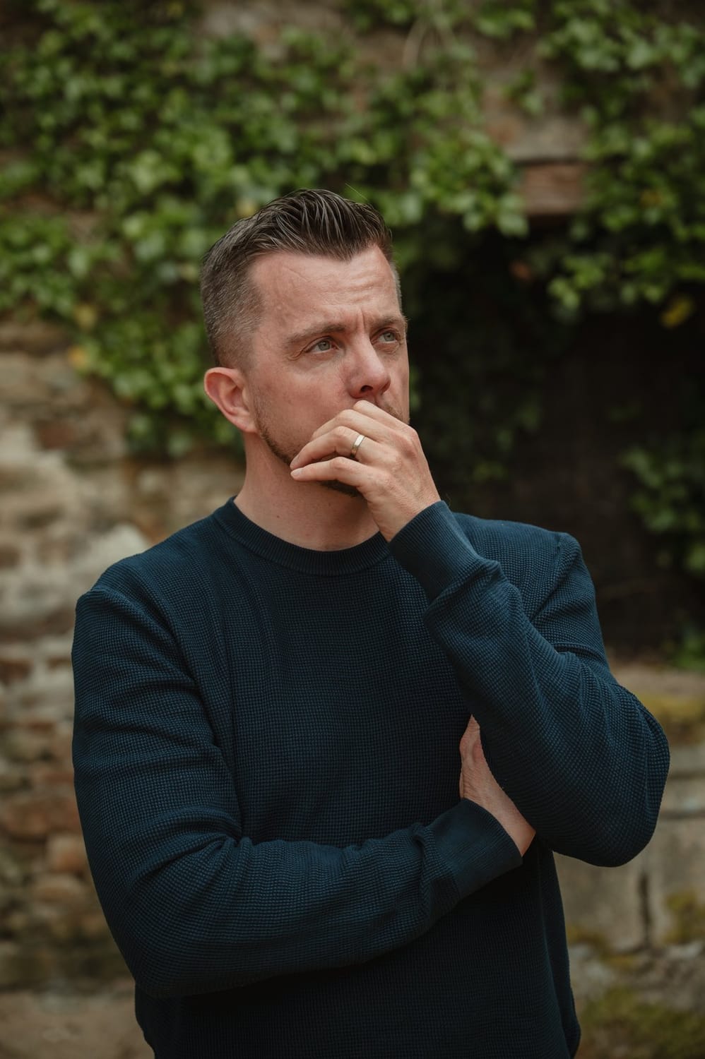 Geoffrey Brochet, la main sur le menton, en réflexion