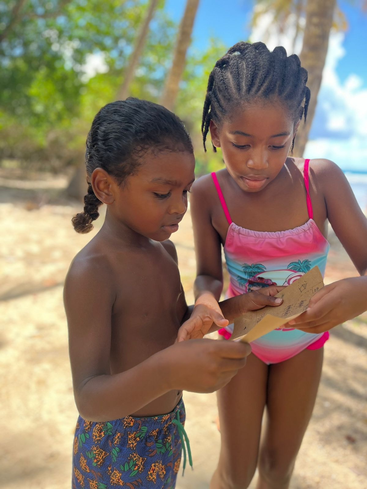pleins d'enfants qui mangent le repas de midi sur la plage