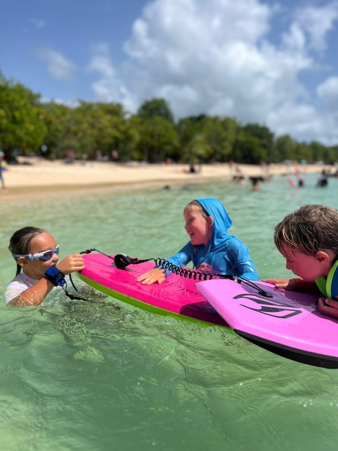 photo d'enfants jouant dans la rivière en Guadeloupe