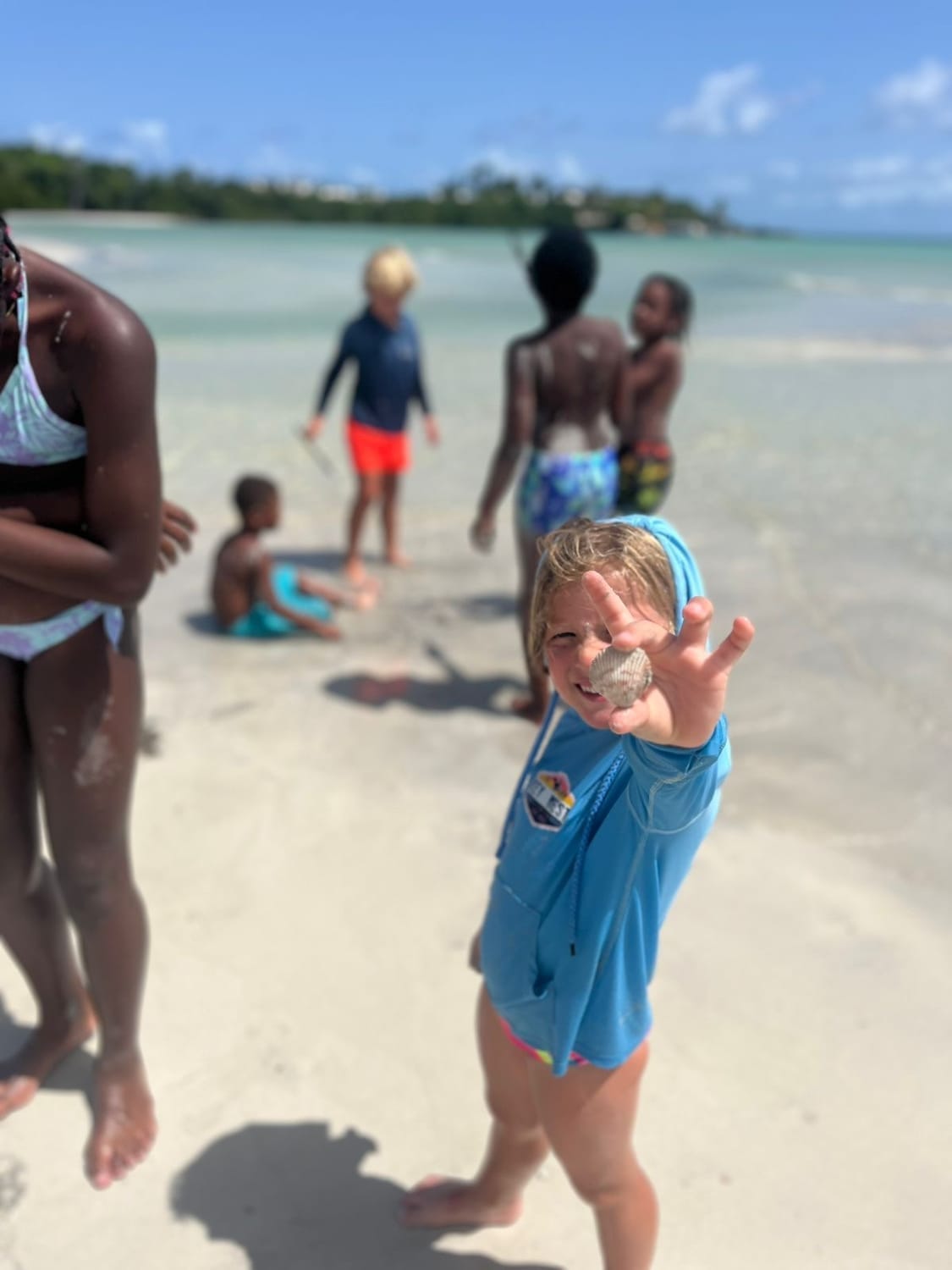 5 enfants d'Aventura Guadeloupe au bord de la mer en train d'apprendre l'espagnol