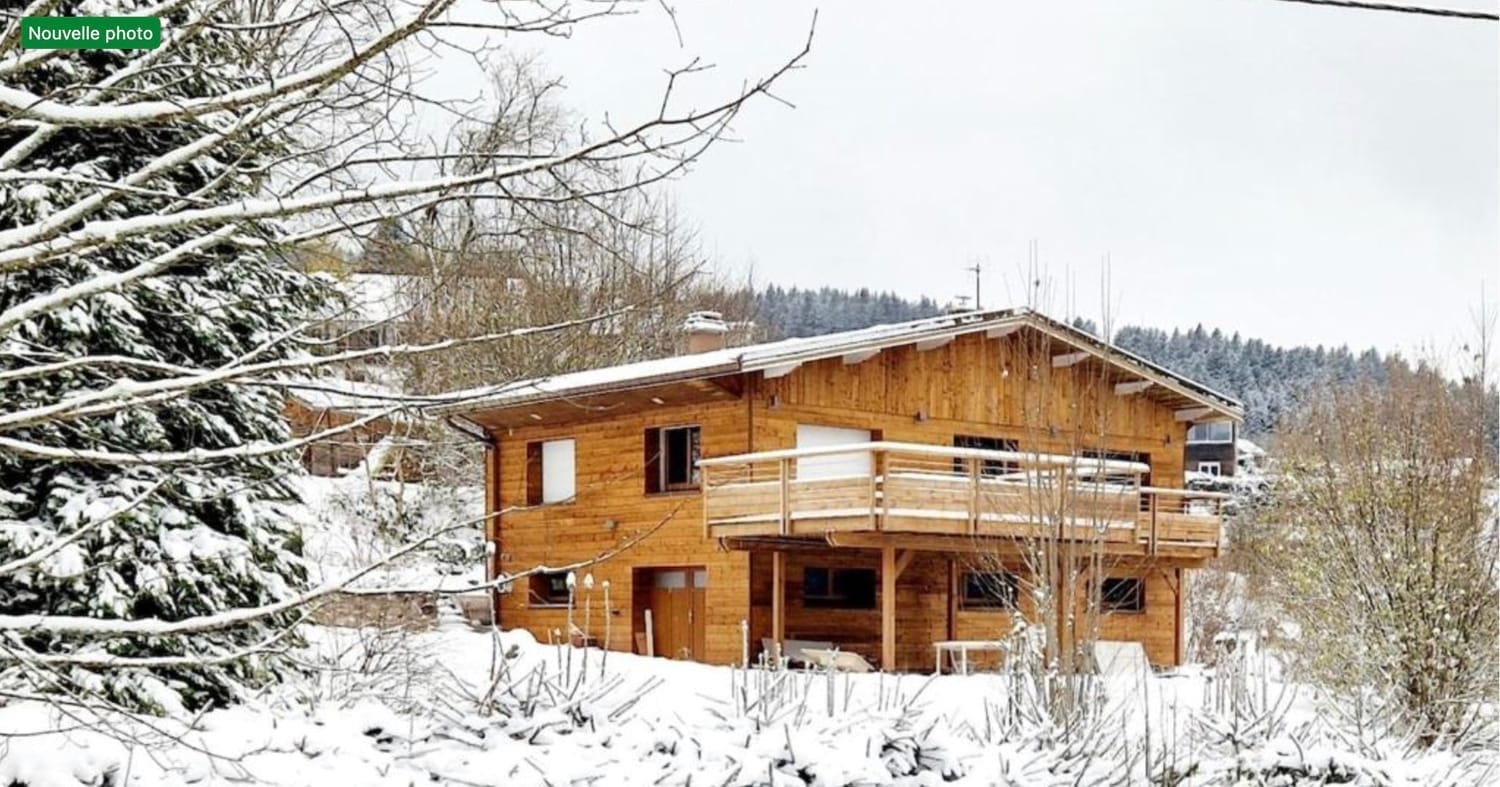 chalet à la neige de l'extérieur