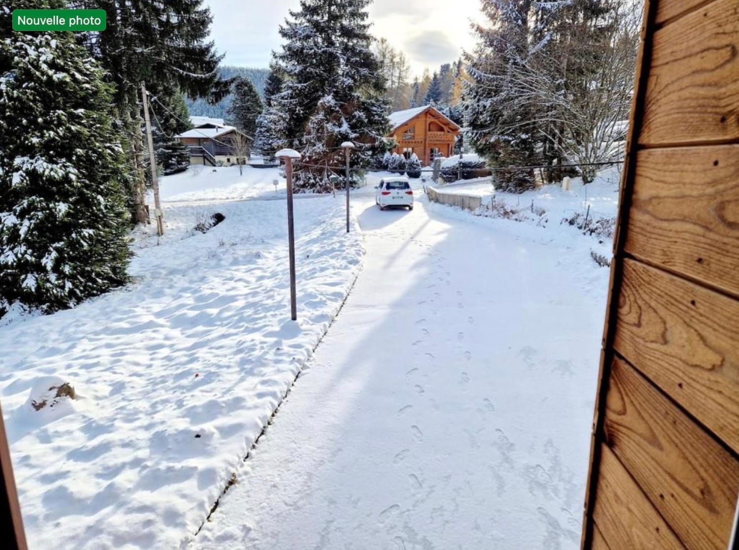 allée enneigée devant le chalet