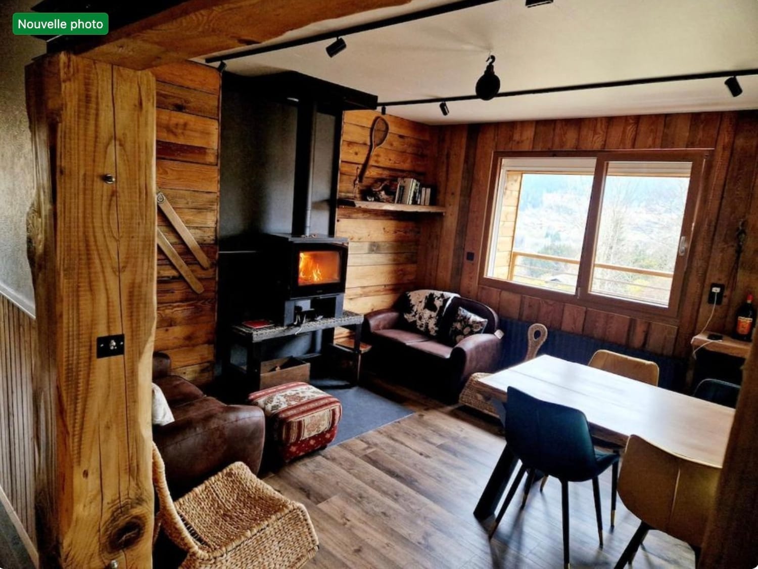 salon du chalet avec cheminée