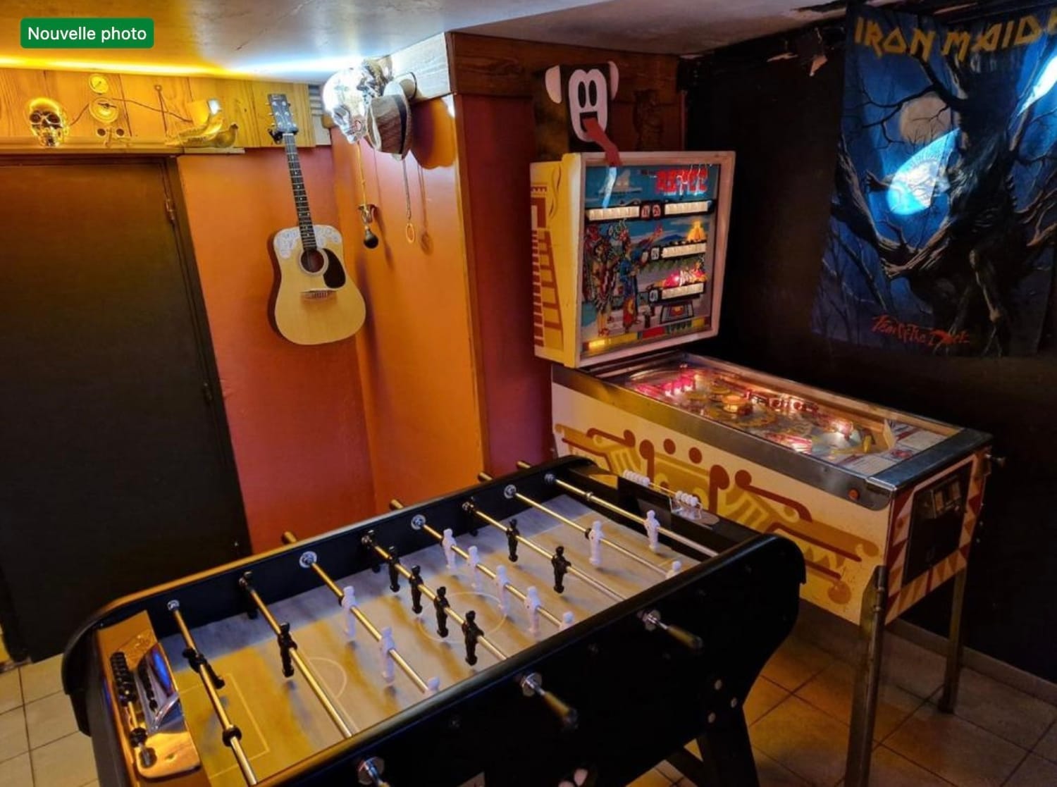 salle de jeux du chalet avec flipper et babyfoot