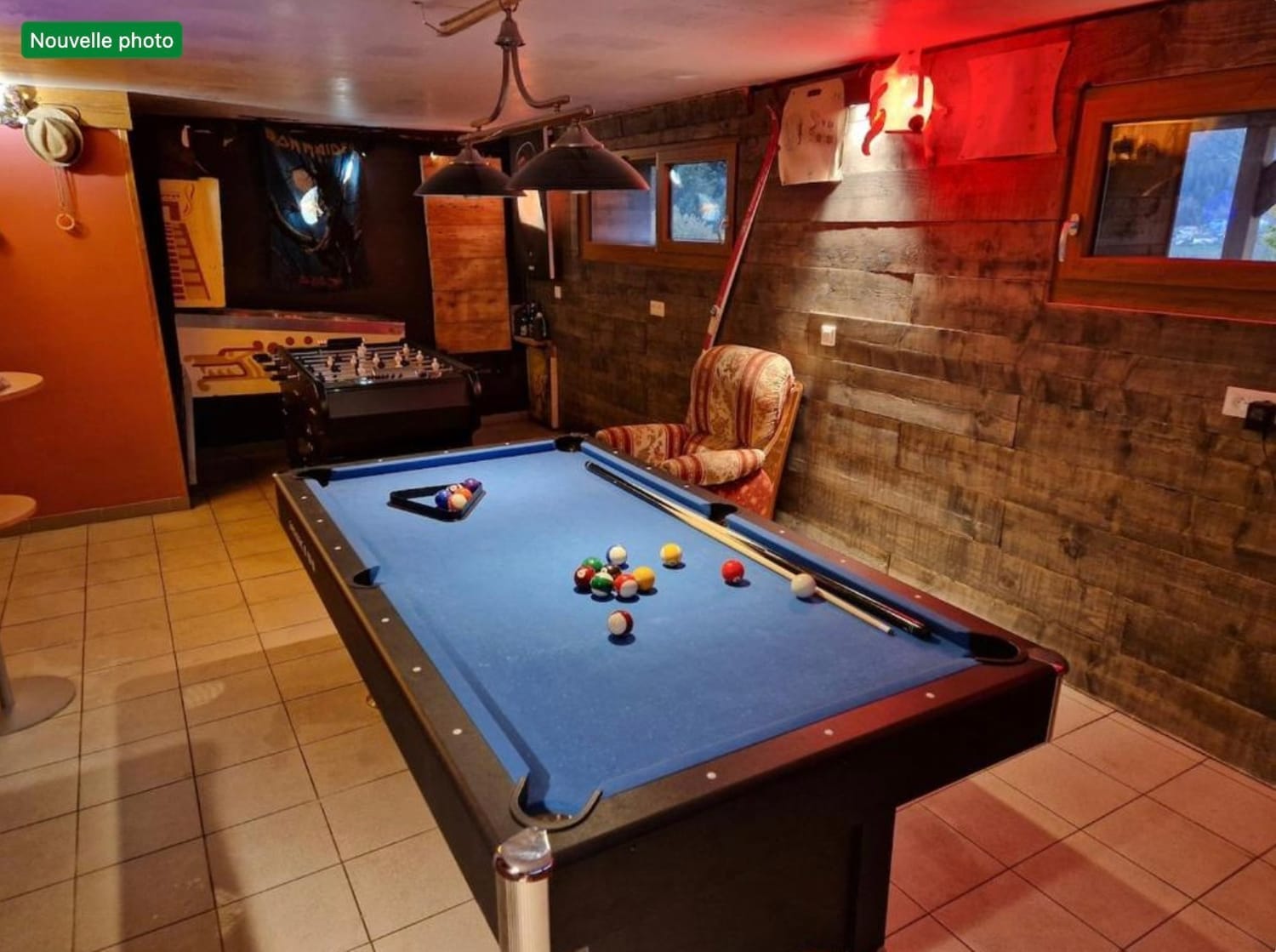 salle de jeux du chalet avec billard et babyfoot