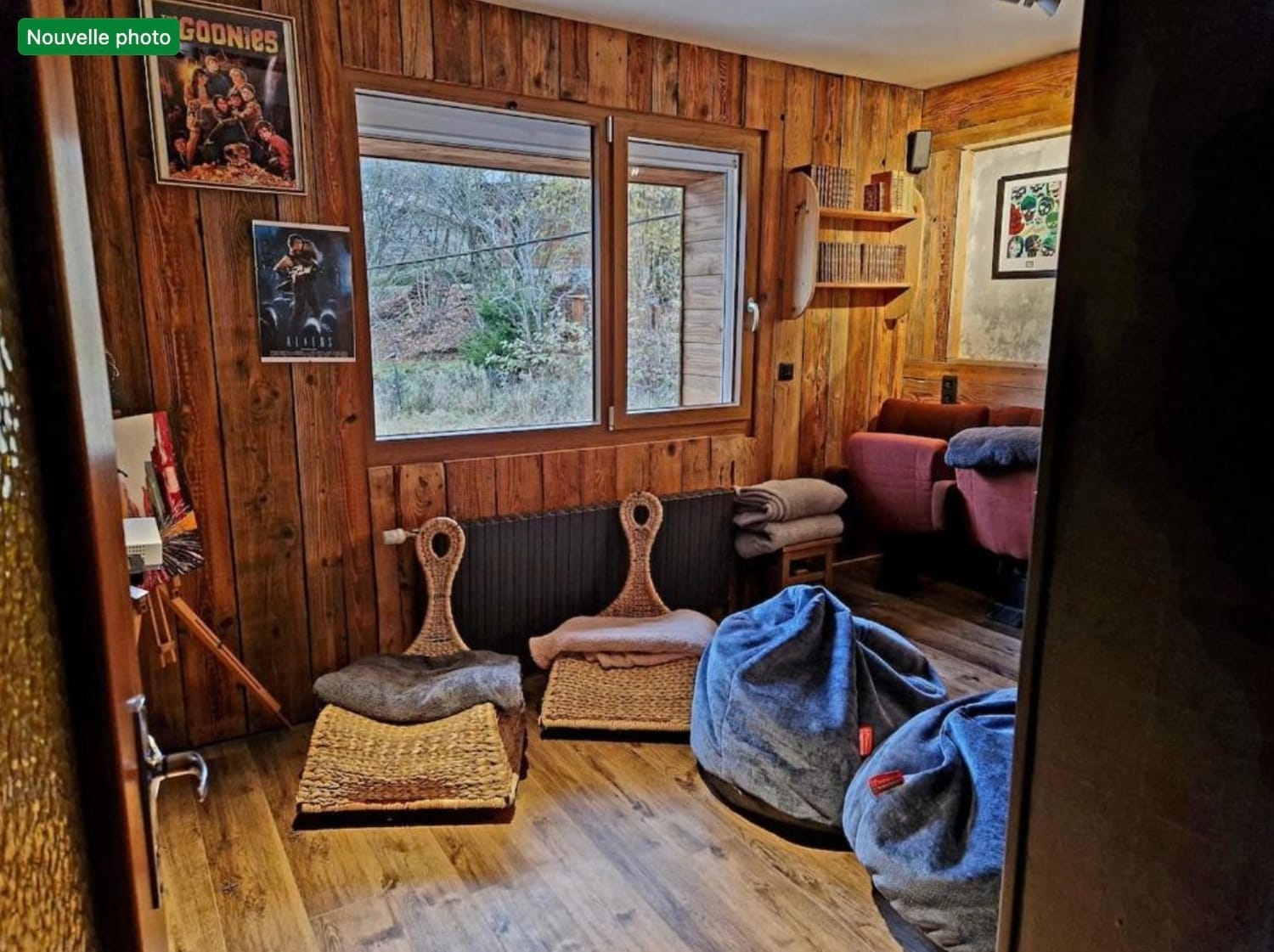 salle de projection avec chaises de cinéma et poufs