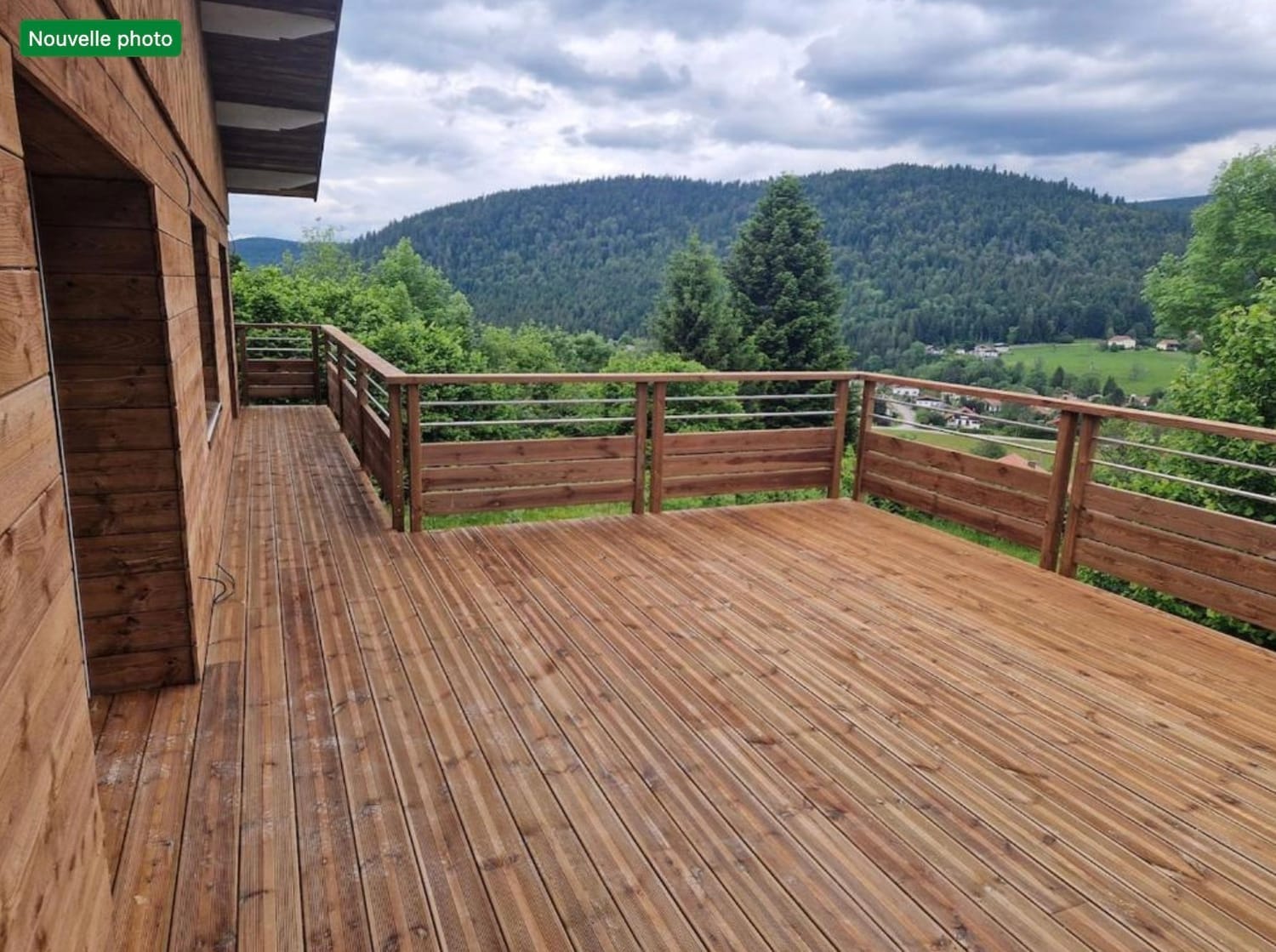 terrasse du chalet avec vue sur la montagne