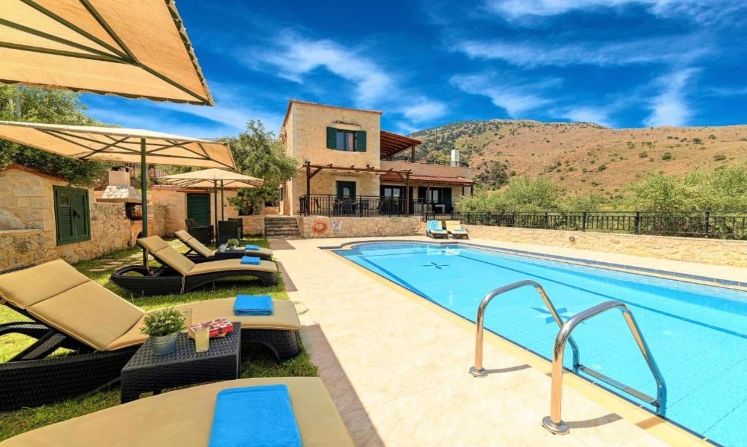 allée enneigée devant le chalet