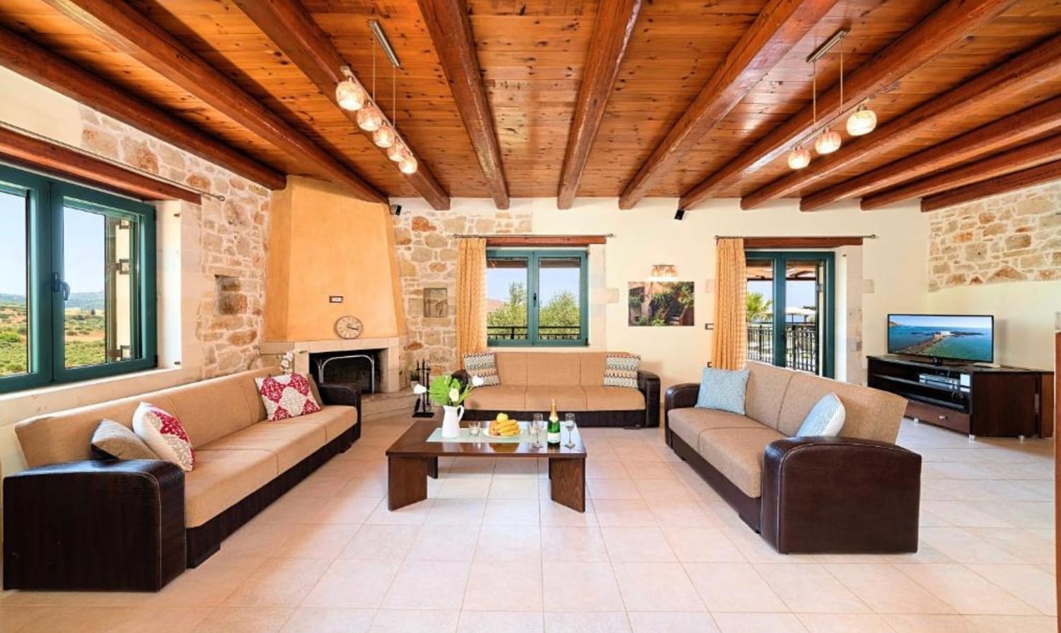 salle de jeux du chalet avec flipper et babyfoot