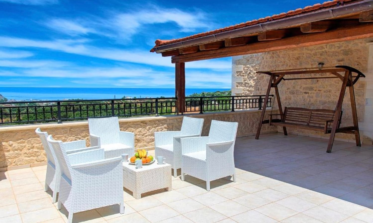 salle de projection avec chaises de cinéma et poufs