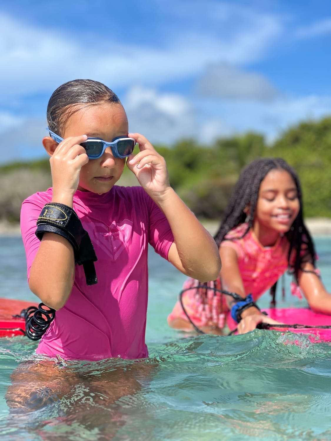 pleins d'enfants qui courent sur la plage de sable noir de Guadeloupe