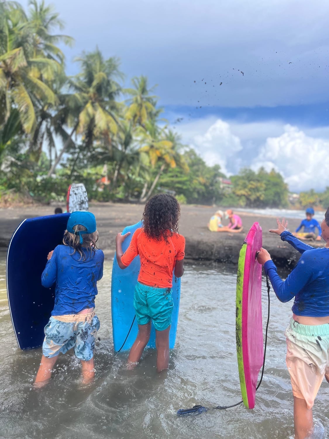 photo d'enfants jouant dans la rivière en Guadeloupe