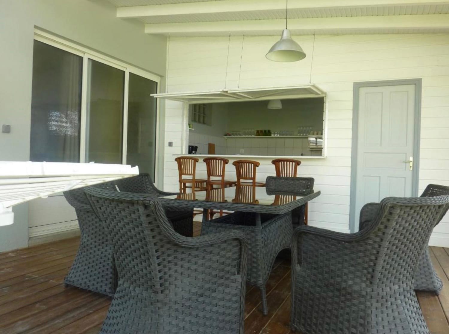 grande table à manger de l'appartement