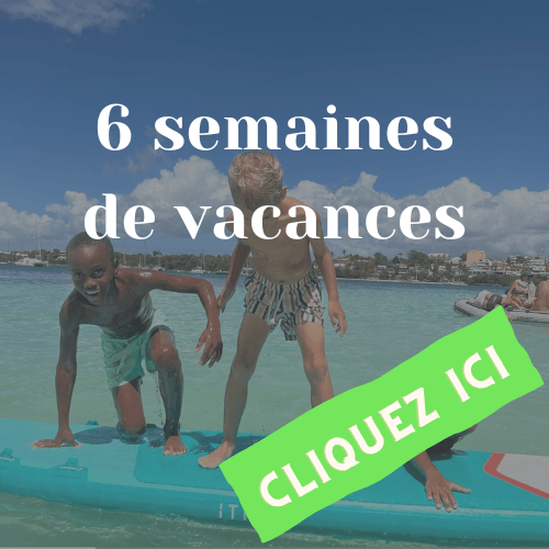 3 enfants sur un paddle à la mer