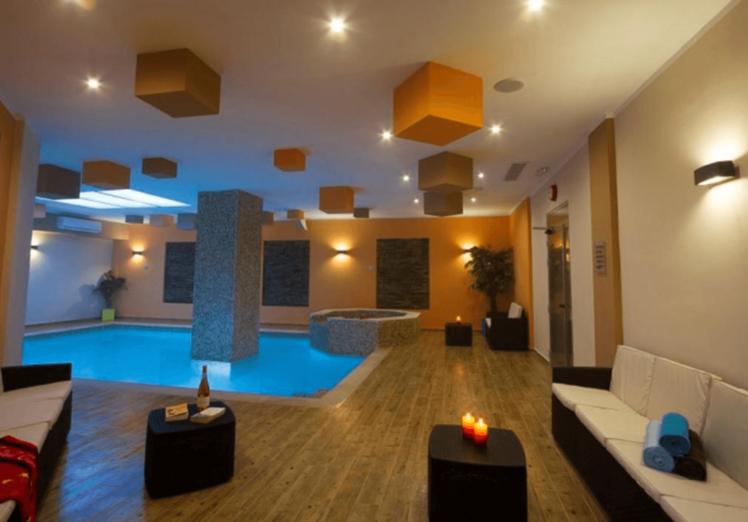 piscine intérieure chauffée et jacuzzi
