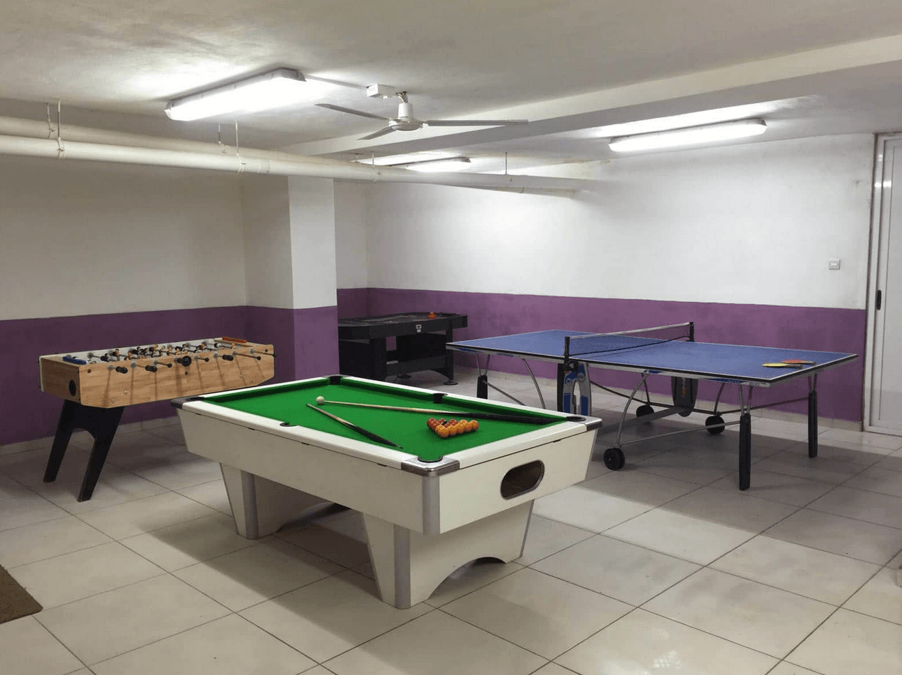 salle de jeux avec billard babyfoot ping pong et jeu du palet