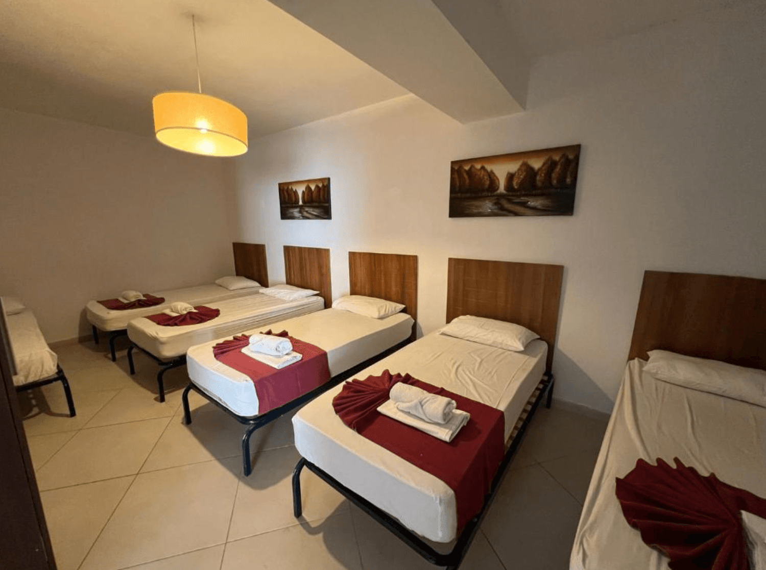 Chambre numéro 2 avec 6 lits simples