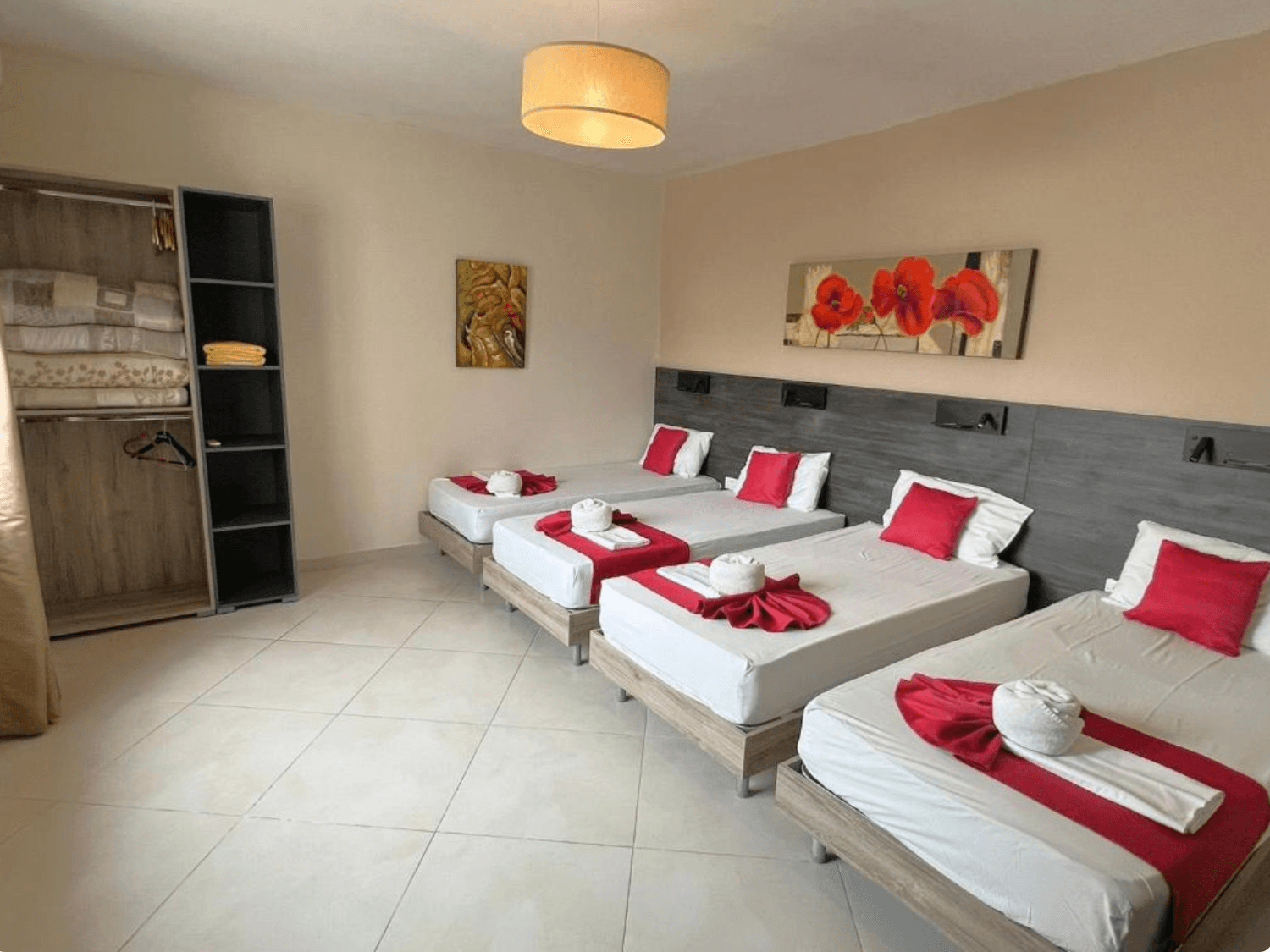 Chambre numéro 3 avec 4 lits simples