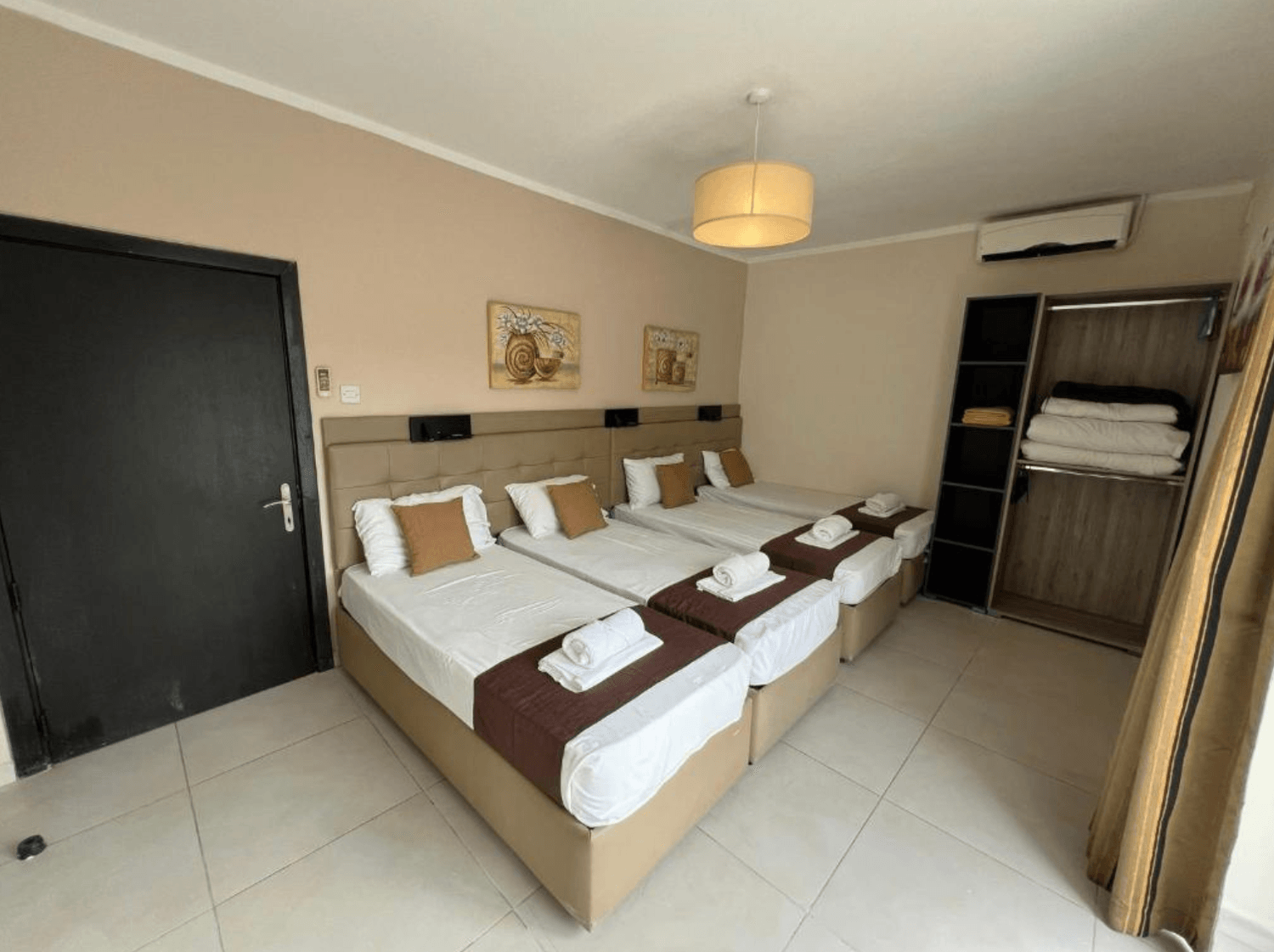 Chambre numéro 4 avec 4 lits simples