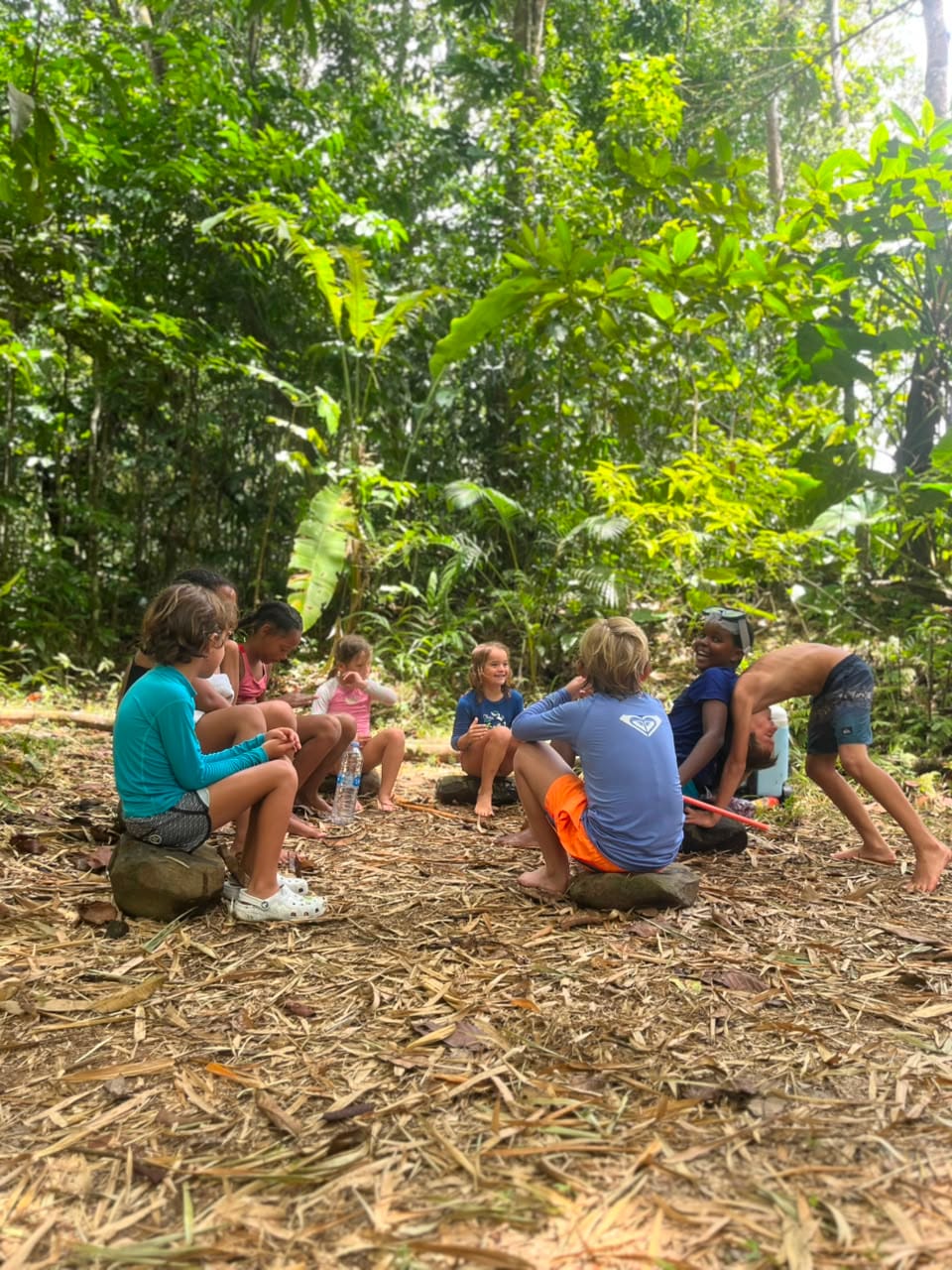 pleins d'enfants sur leur planche de bodyboard dans la mer de Guadeloupe