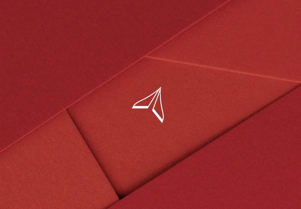 Symbole flèche blanc sur papier rouge