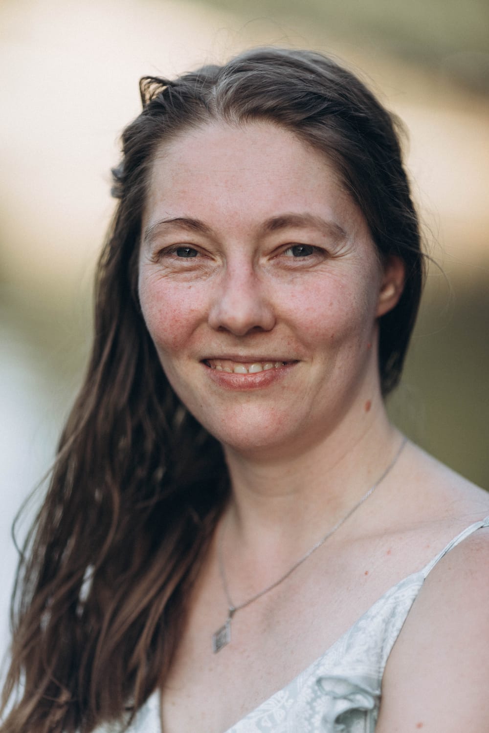 Anna Bohuslavska, inner guide for conscious moms, smiling outdoors in soft natural light