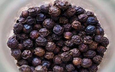 Gyulladáscsökkentő fekete bors van egy tálkában