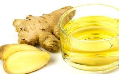 Egy vsésze gyömbértea, gyömbér és gyömbér szelet. A gyulladás ellen.