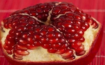 Erős gyulladáscsökkentő félbevágott gránátalma.