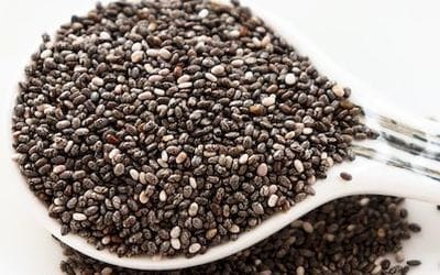 Apró gyulladáscsökkentő Chia mag egy kerámia kanálban.