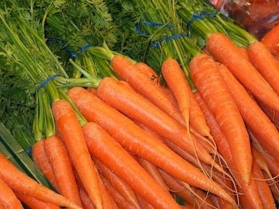 Friss zsenge sárgarépa zöldjével csomókba kötve.