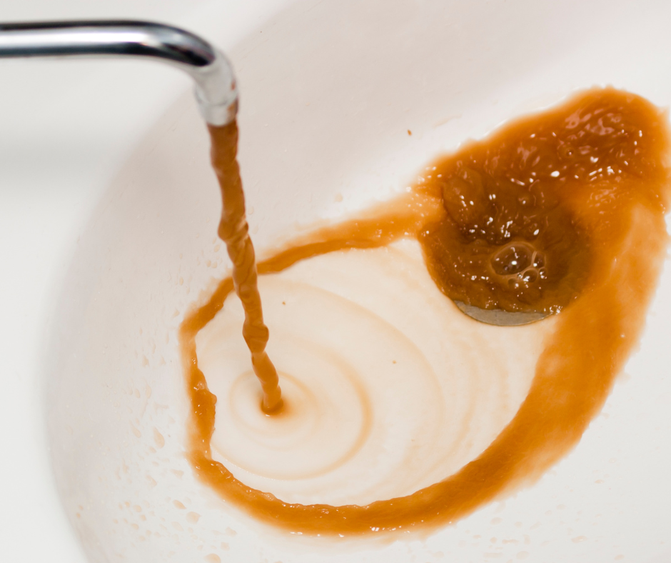 rjava voda teče iz pipe, mrtvi rokav