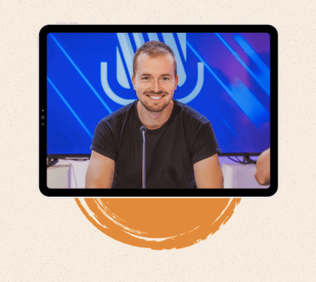 Hugues Trijasse sur un écran