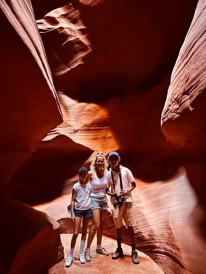 4 personnes devant le Grand Canyon