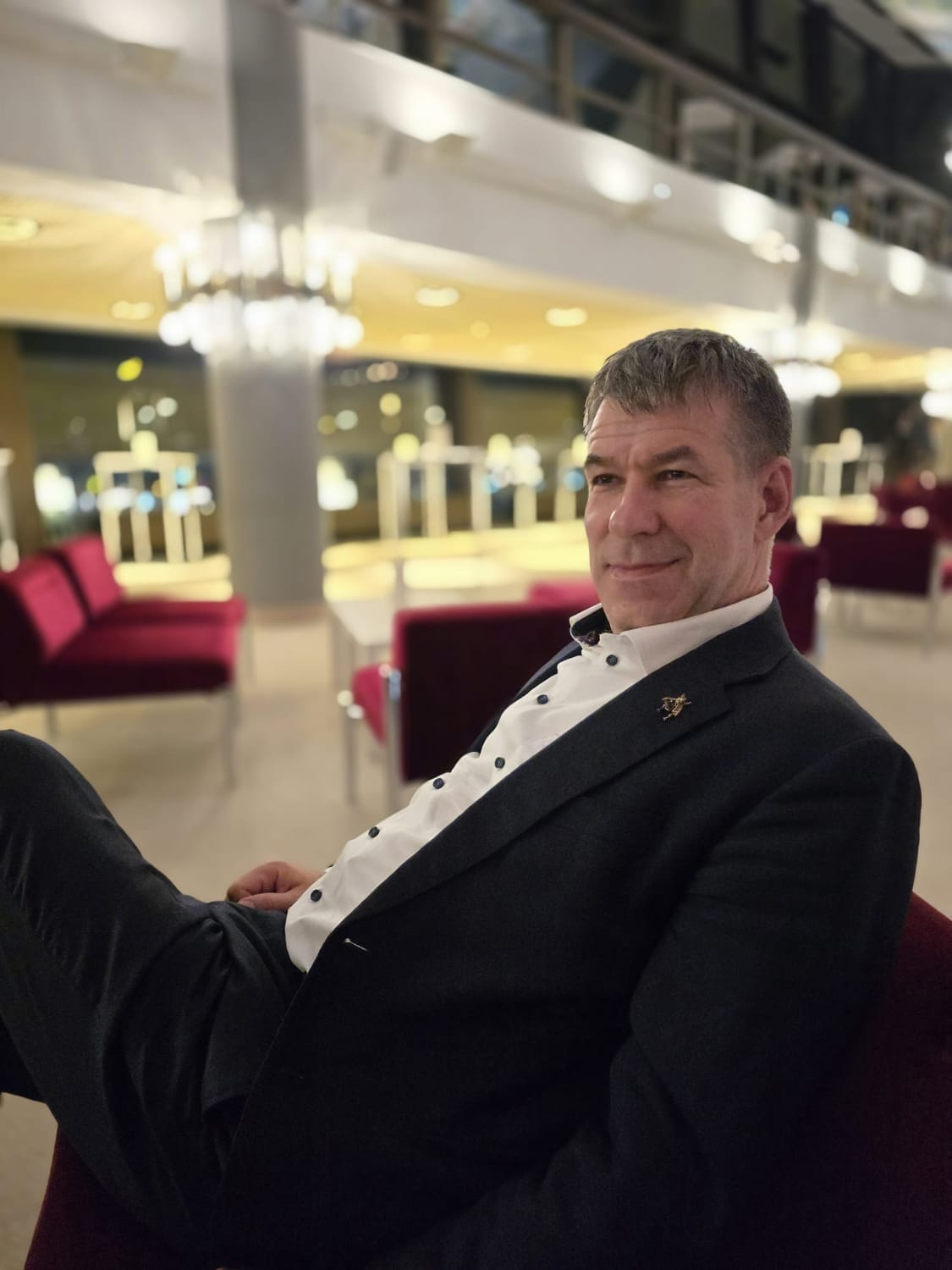 Ein stiller Augenblick im Foyer. Der Abend beginnt mit Ruhe – Haydn stimmt auf Leichtigkeit ein.