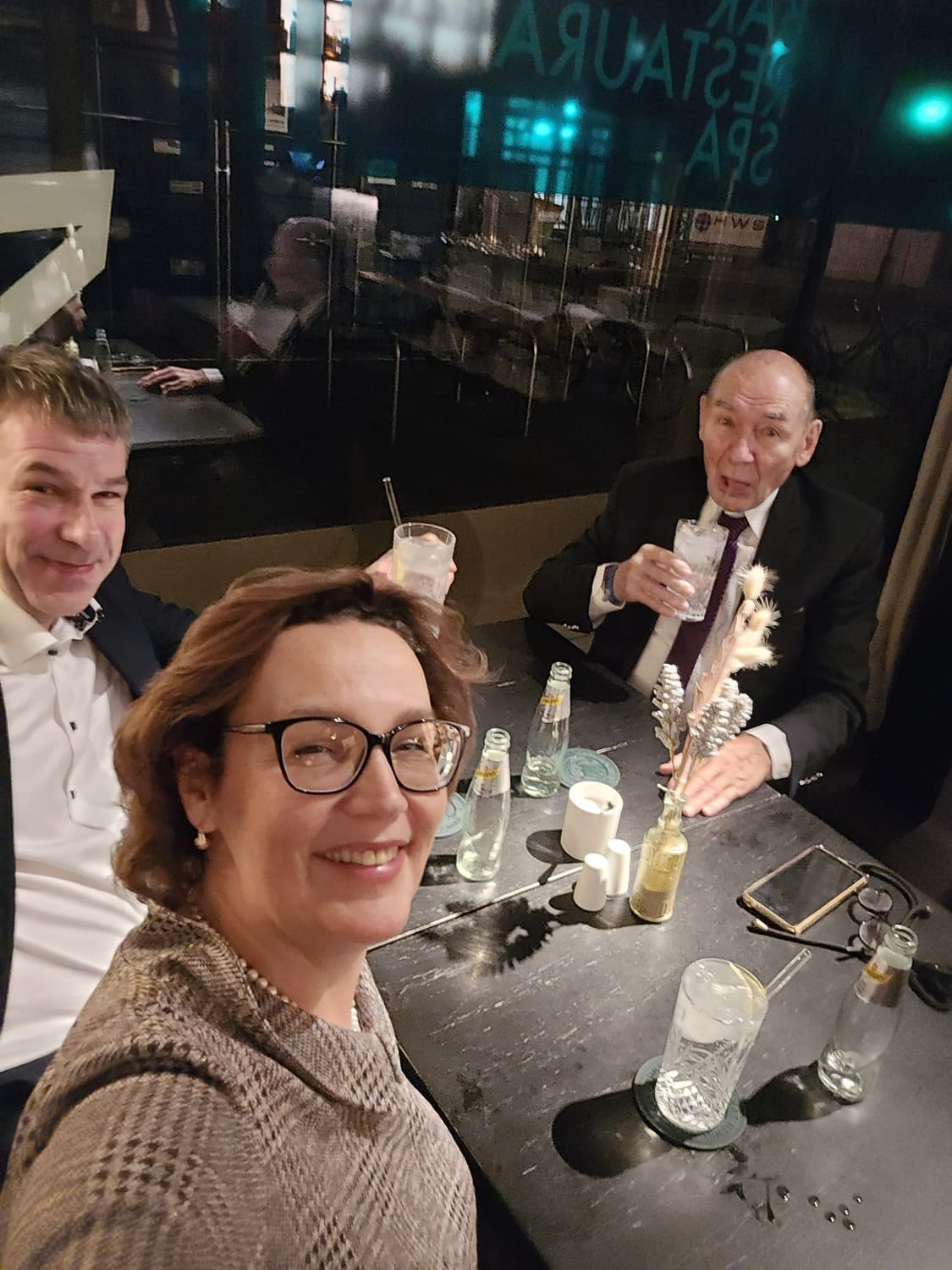 Nach dem Konzert: Gespräche, Lachen, ein Glas. Musik klingt weiter – nur leiser.