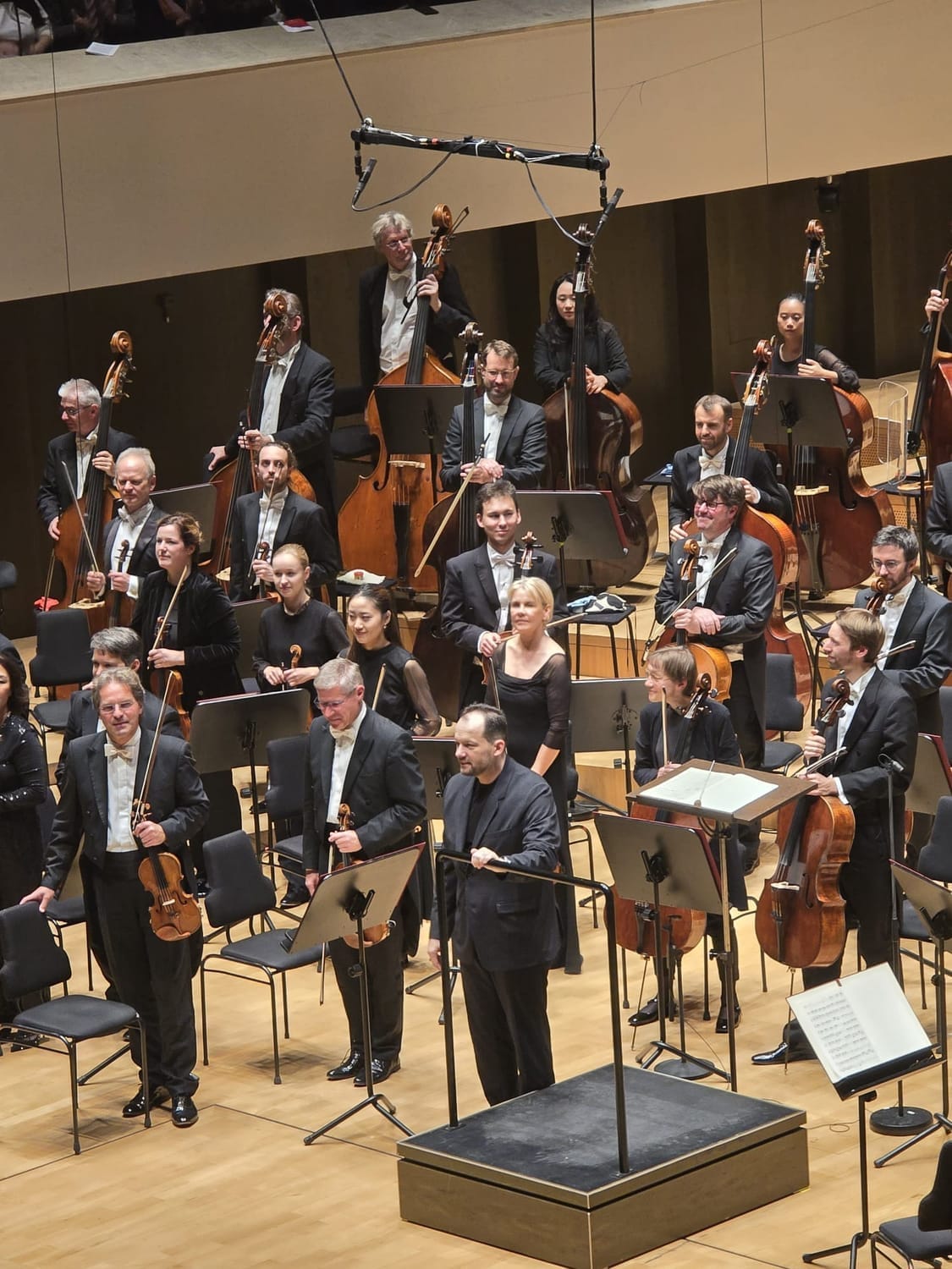 Andris Nelsons und das Gewandhausorchester nach Brahms’ Dritter – ein Dirigent, der mit seinem Klangkörper verschmilzt.