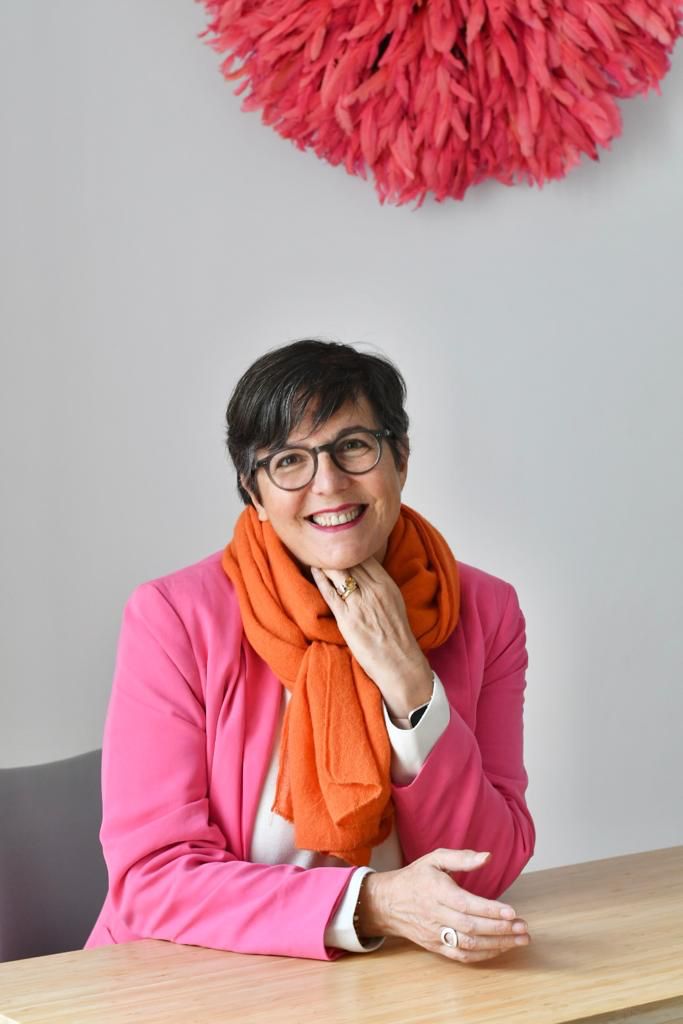 Isabelle Pailleau, souriante, montre l'écran de son téléphone