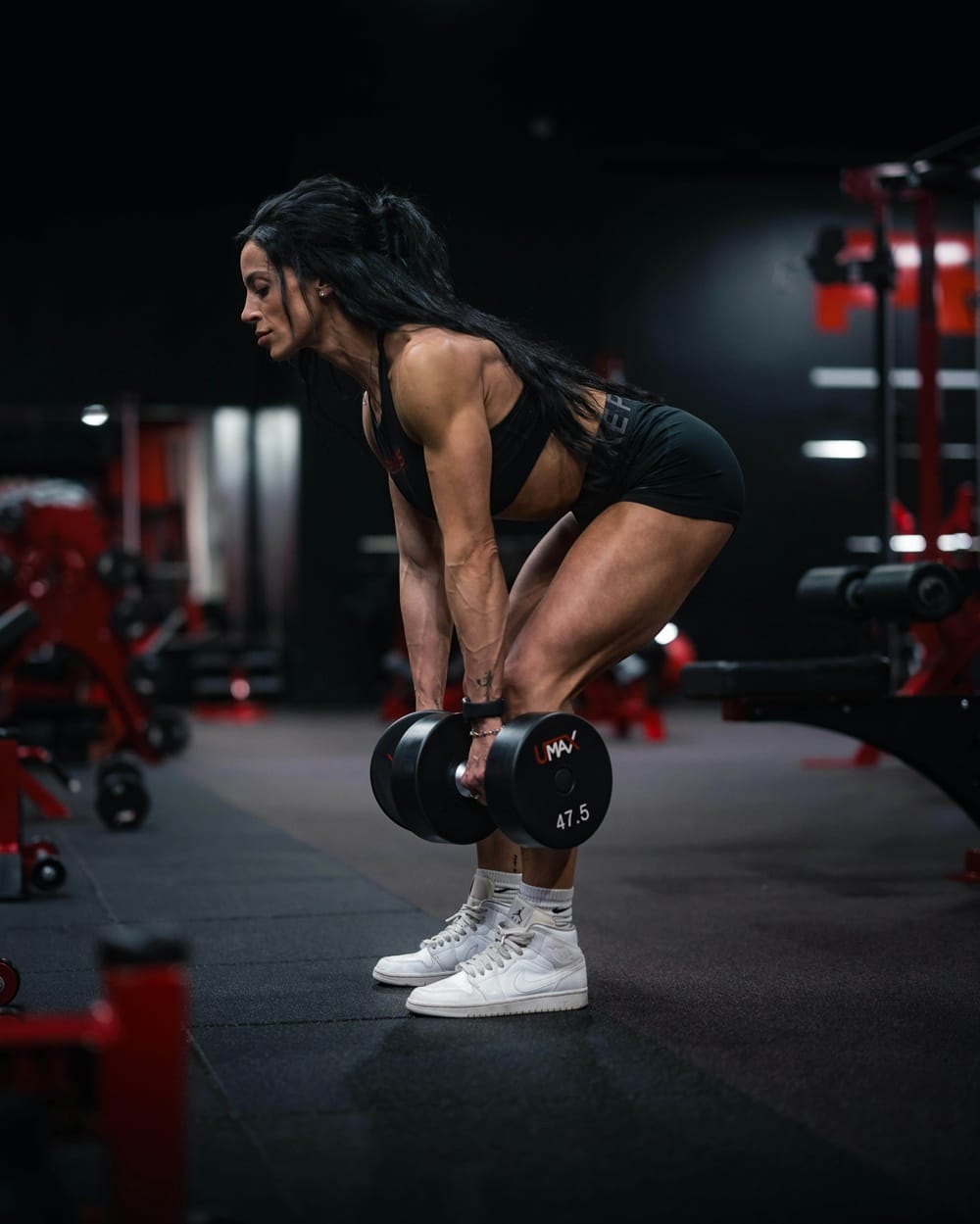 exercitiu deadlift romanesc cu gantere pentru femei pentru picioare ferme si spate drept