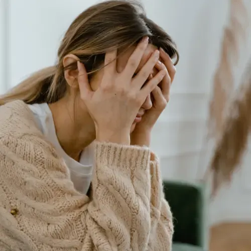 γυναίκα κρατάει το κεφάλι της λόγω οικονομικών προβλημάτων